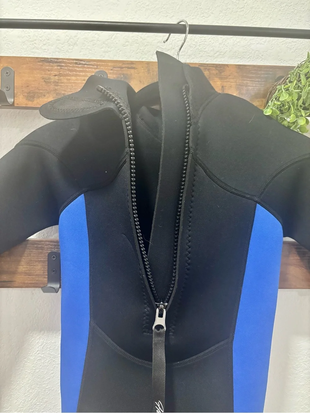 Hevto Hero Kids Neoprene Wet Suit w/ back zipper pull in Black/Blue Boy’s Size 8